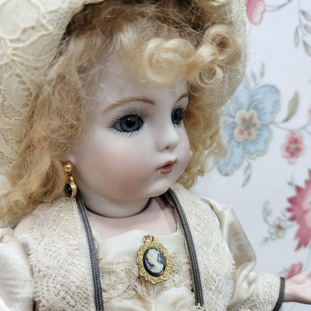 ビスクドール　ハンドメイドの磁器陶器製人形