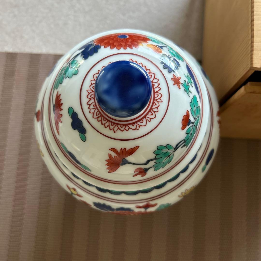 柿右衞門　岩菊文蓋付壺