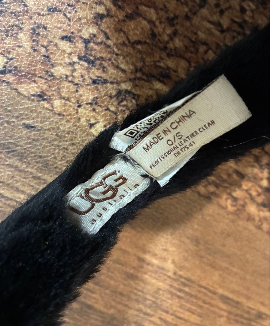 新品同　UGG アグ　ムートン耳当て　イヤー マフラー　イヤホン付　黒