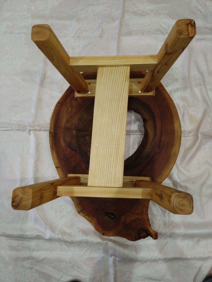 欅の輪切りテーブル㉖　樹齢約150年の欅の一点物　欅の耳付き自然木のローテーブル