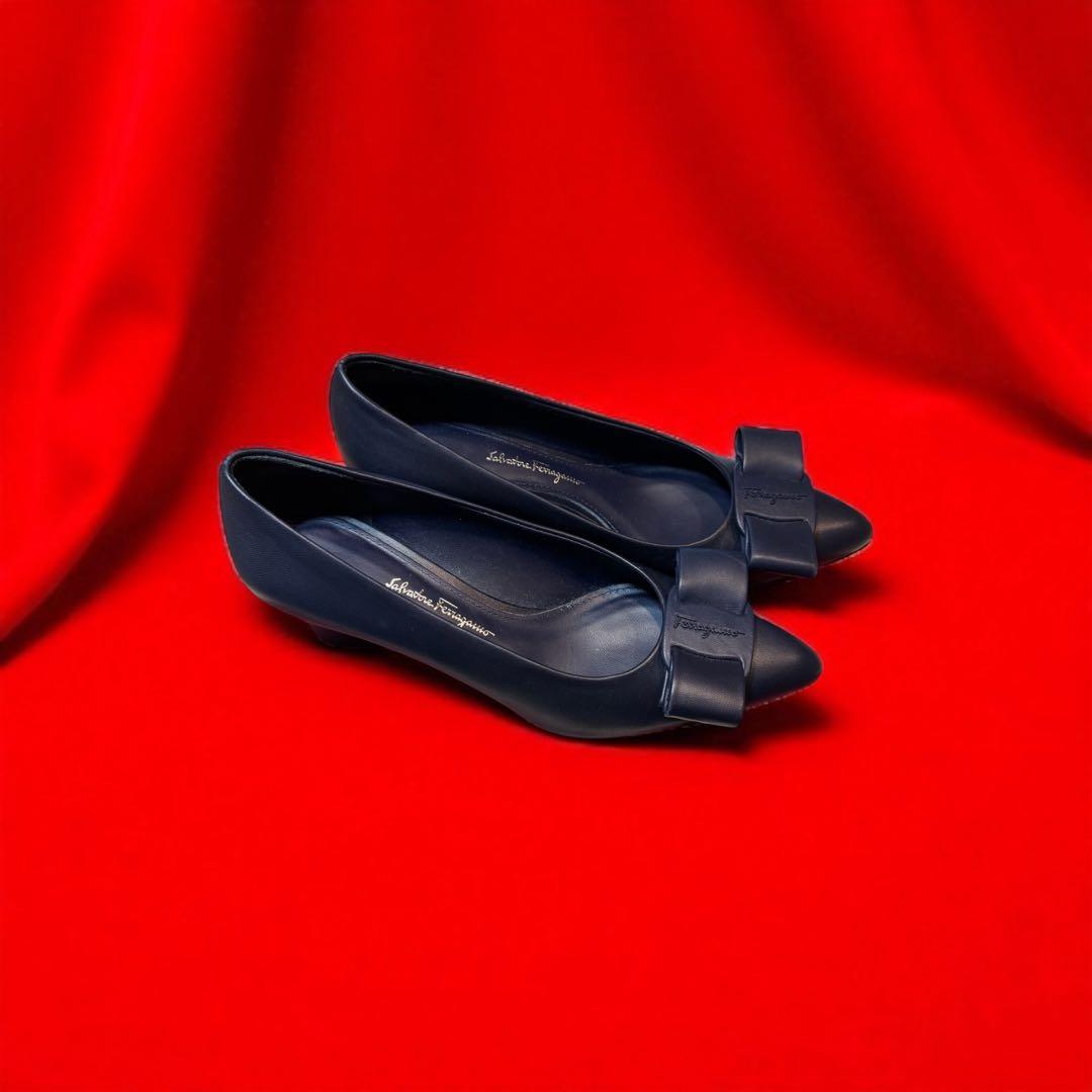 ゆちゃ　美品 フェラガモ VIVA 5黒 パンプス