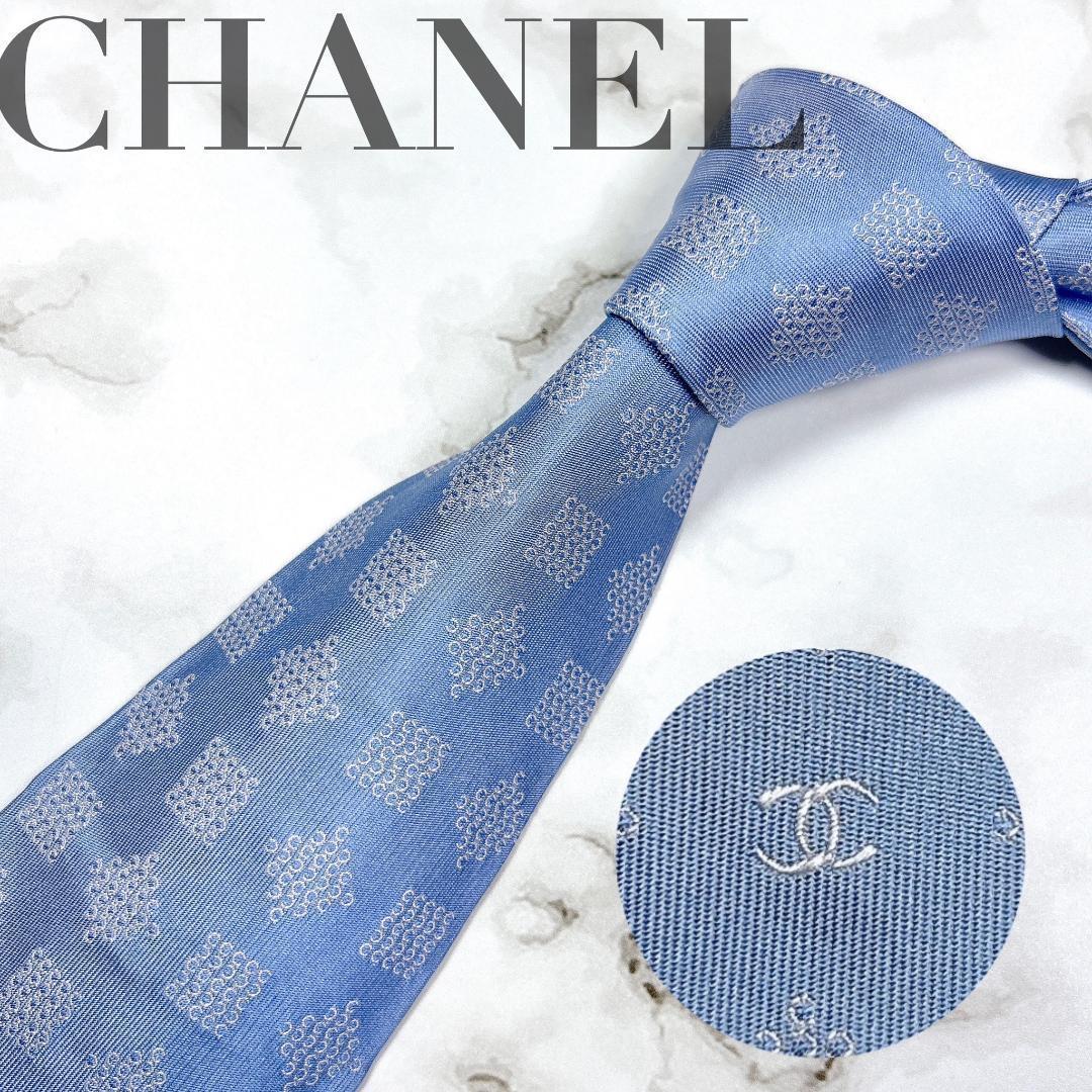 美品　シャネル　ネクタイ　水色　現行　チェーン　幾多 模様入り　ロゴ　　光沢