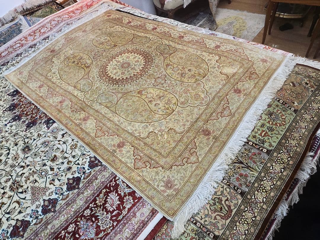 ペルシャ絨毯100%手織りシルク本物保証書クム産綺麗な色150cm×100cm