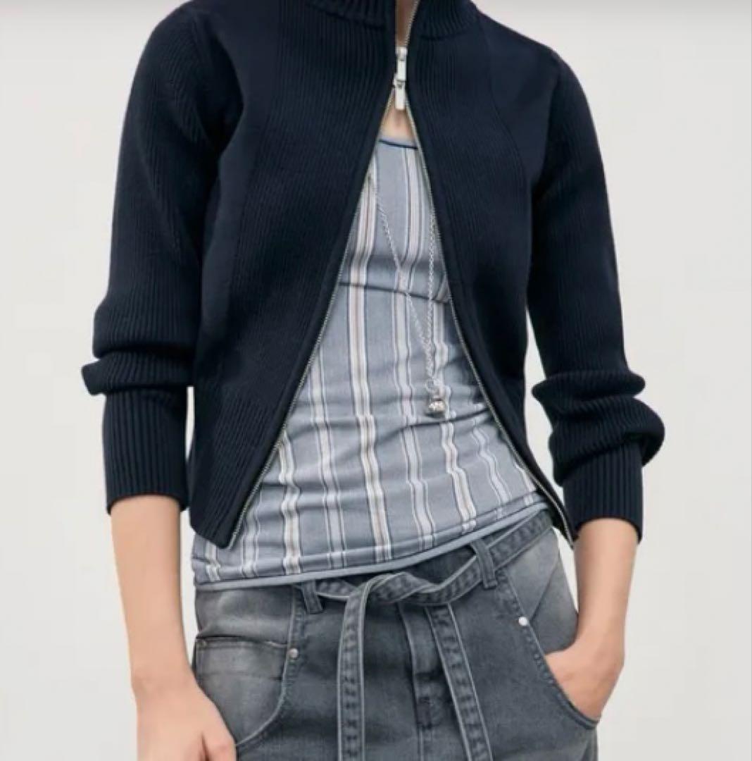 トップス LOW CLASSIC HIGH NECK ZIP-UP KNIT TOP