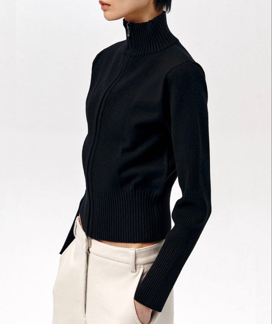 トップス LOW CLASSIC HIGH NECK ZIP-UP KNIT TOP