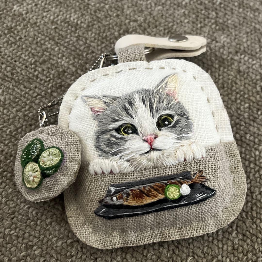 き*ん様 ハンドメイド刺繍キーホルダー　焼きさんまとハチワレサバトラさん