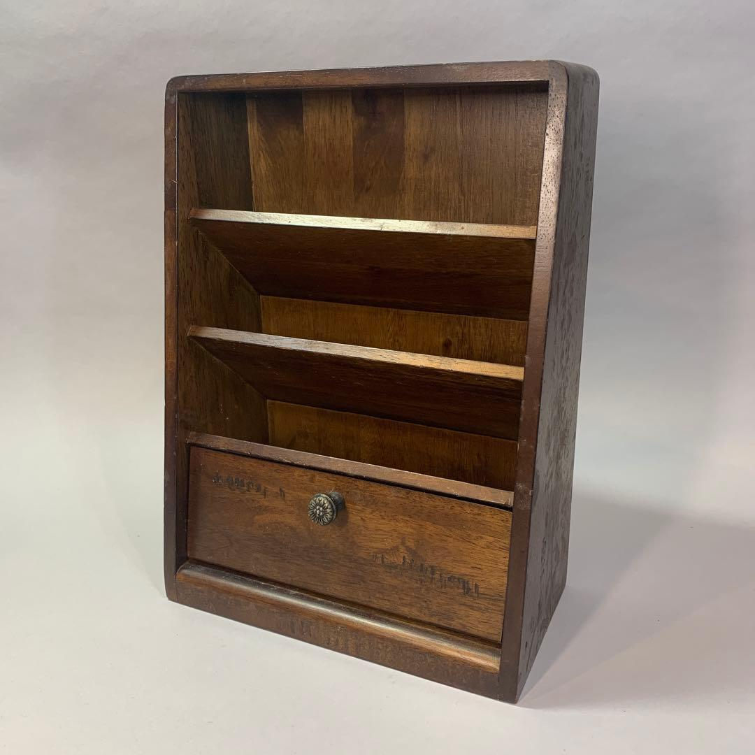 古い棚　手紙入れ