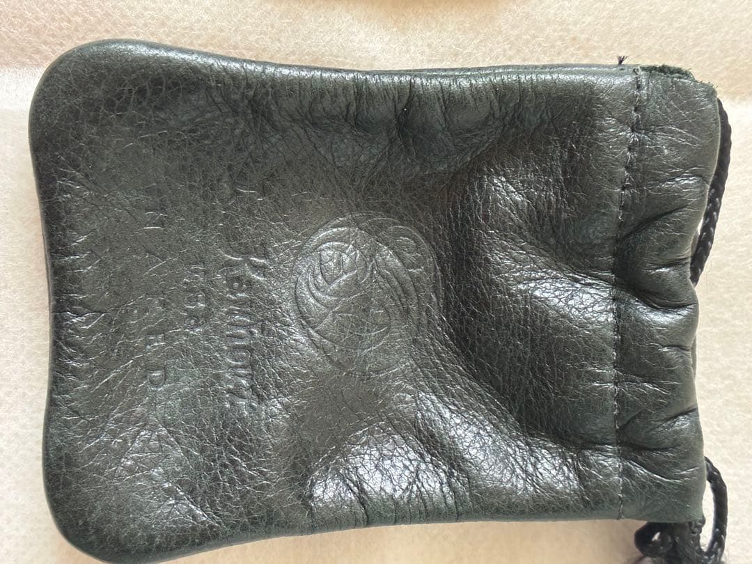 レナードカムホート　レイブンフープピアス