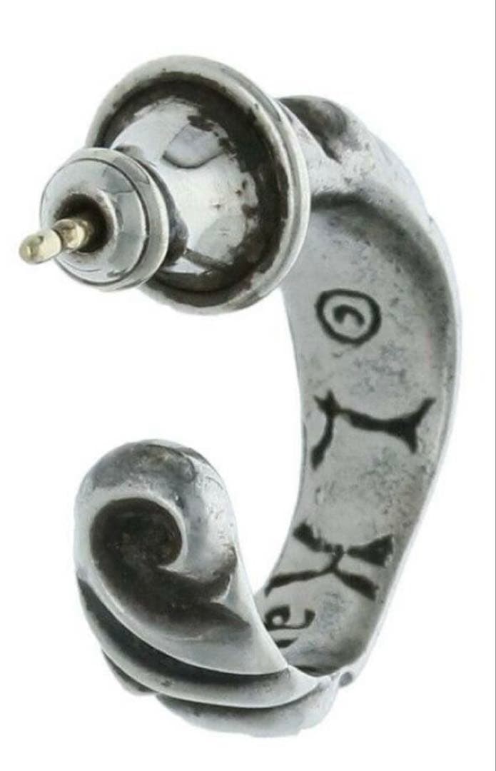 レナードカムホート　レイブンフープピアス