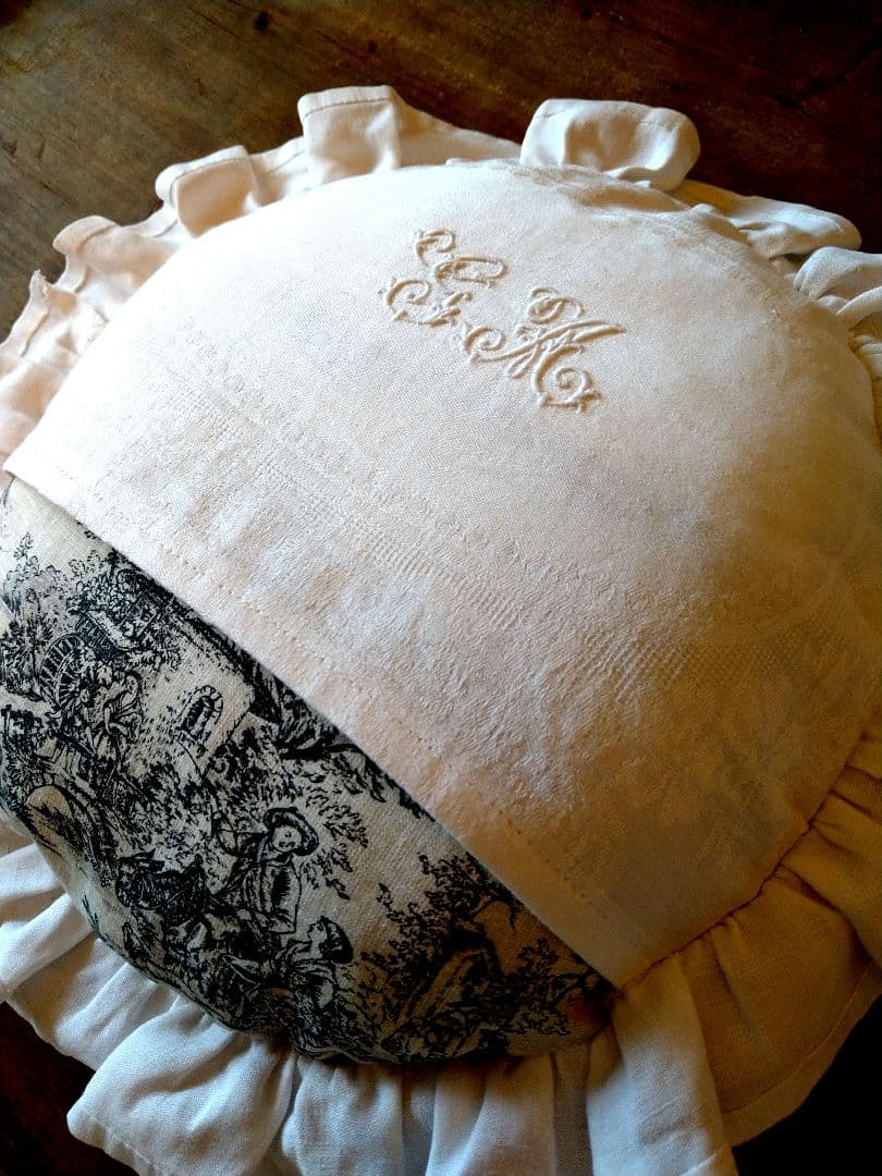 〜Sold〜★フランスアンティーク　イニシャル　刺繍　トワルドジュイ　クッション