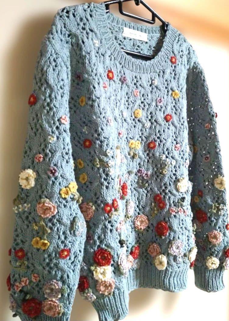 カラフル花モチーフブルーグレーニットセーター カネコイサオ