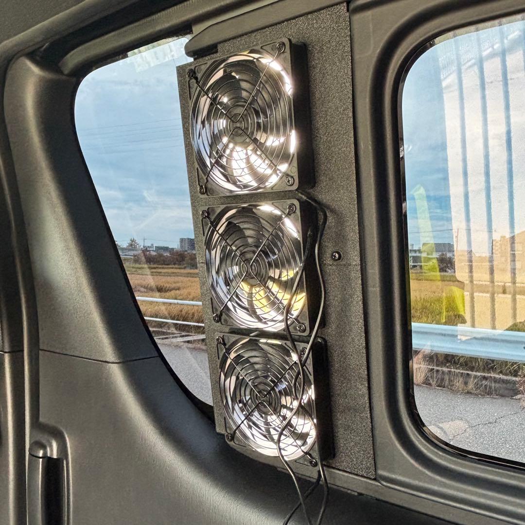 ハイエース 換気扇 ４型 〜 USBファン 3連 ルーバー ネット付 運転席側