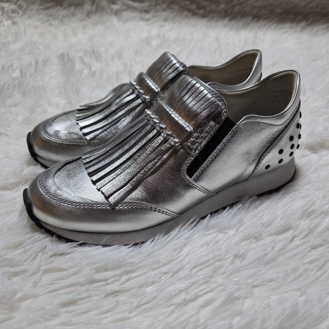 TOD'S メタリック フリンジ スリッポン