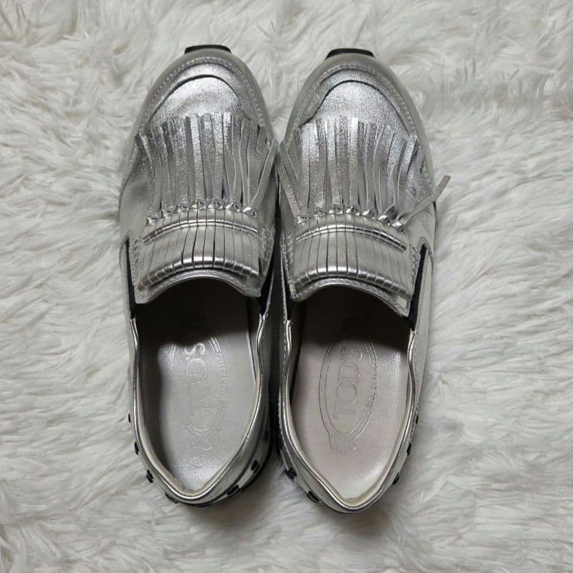 TOD'S メタリック フリンジ スリッポン