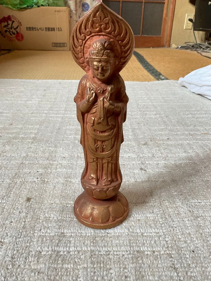 黄金の観音様／材質・真鍮製。高さ、20センチ、重さ、1kg。【昭和初期の作品】