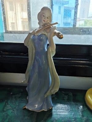 美しくデザインされた家具置物少女バイオリン