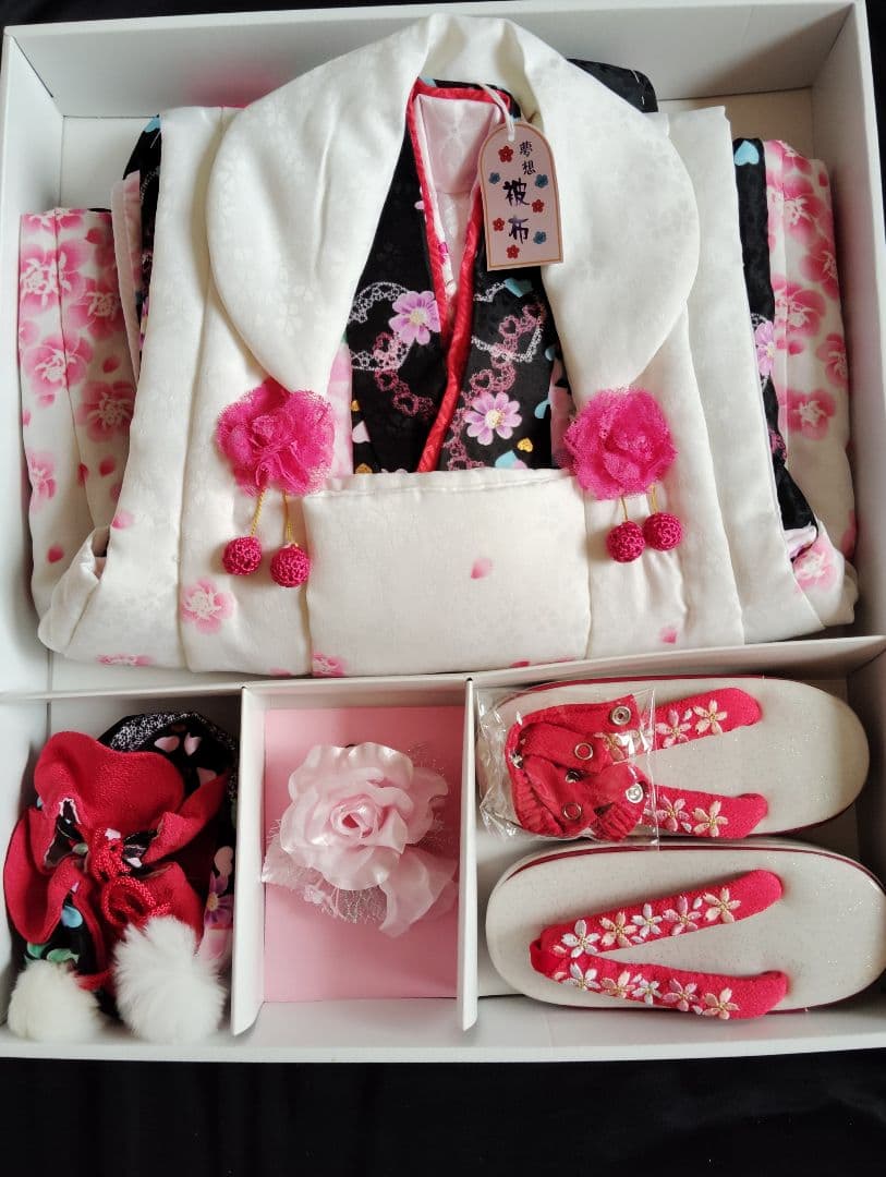 新品未着品　【七五三　三歳用女の子被布着物フルセット　黒地にバラとハート柄】