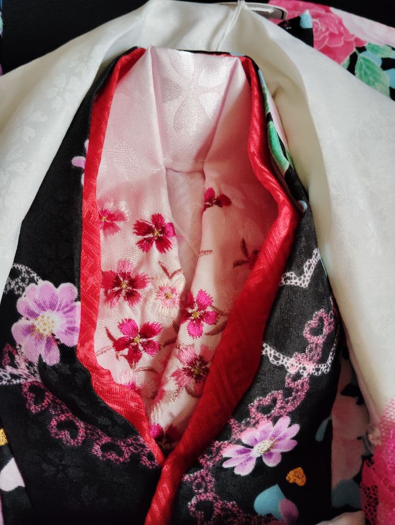 新品未着品　【七五三　三歳用女の子被布着物フルセット　黒地にバラとハート柄】
