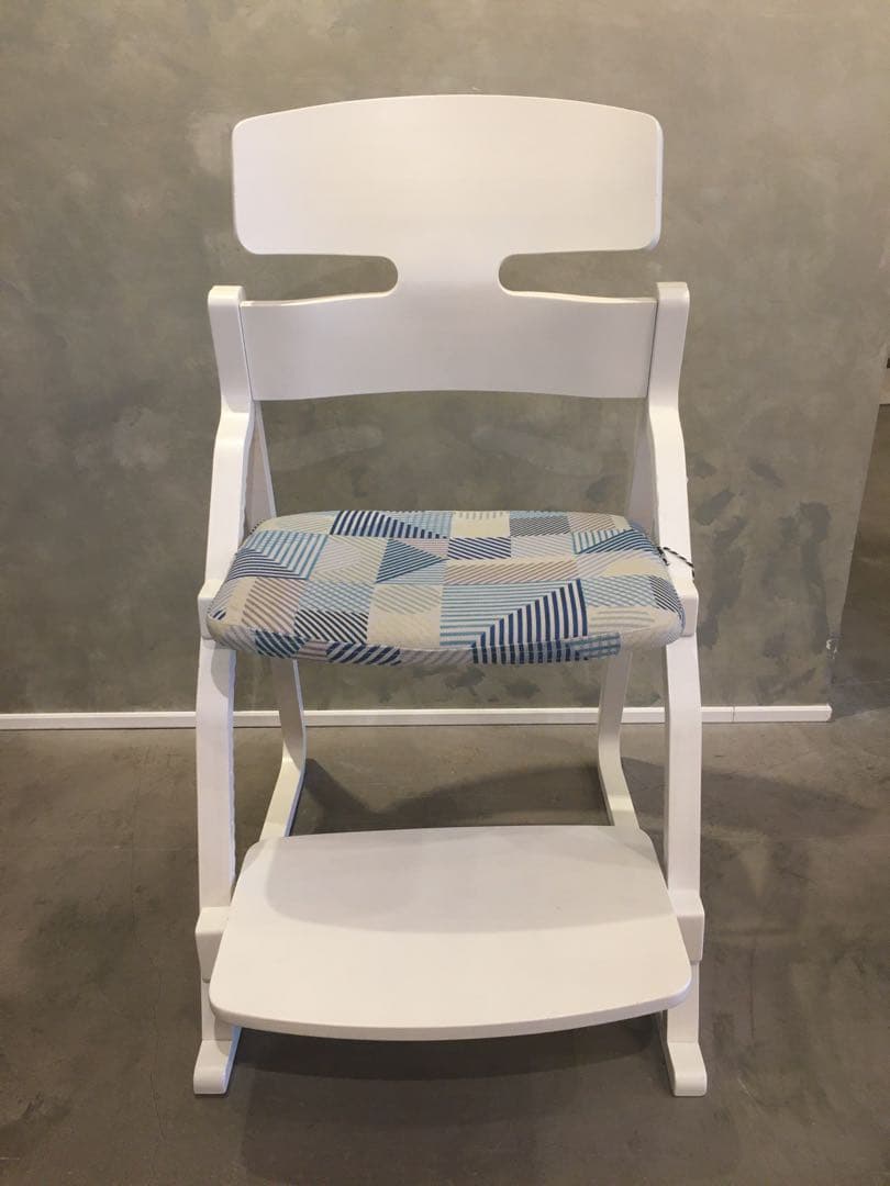 アップライトチェア　展示品「ホワイト+座面TSUMIKI」