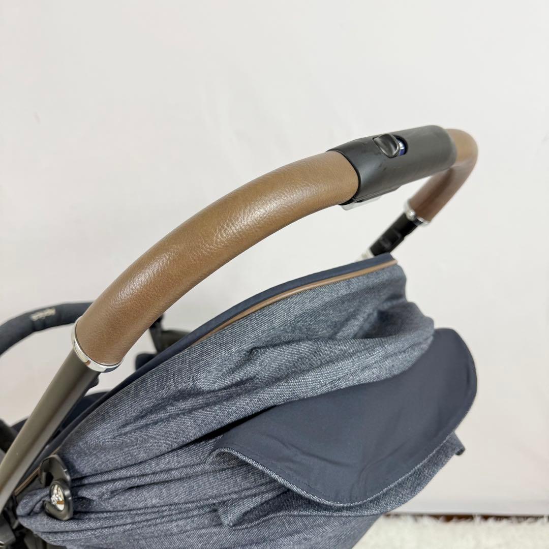 【美品】アップリカ ラクーナクッションフリー　2141888　軽量　818-8