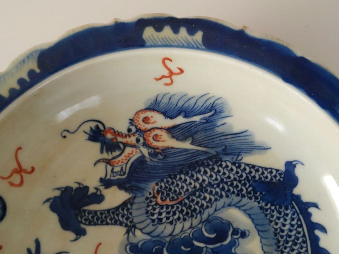 大清康熙年製 青花龍釉里紅雲葵口皿 五爪龍