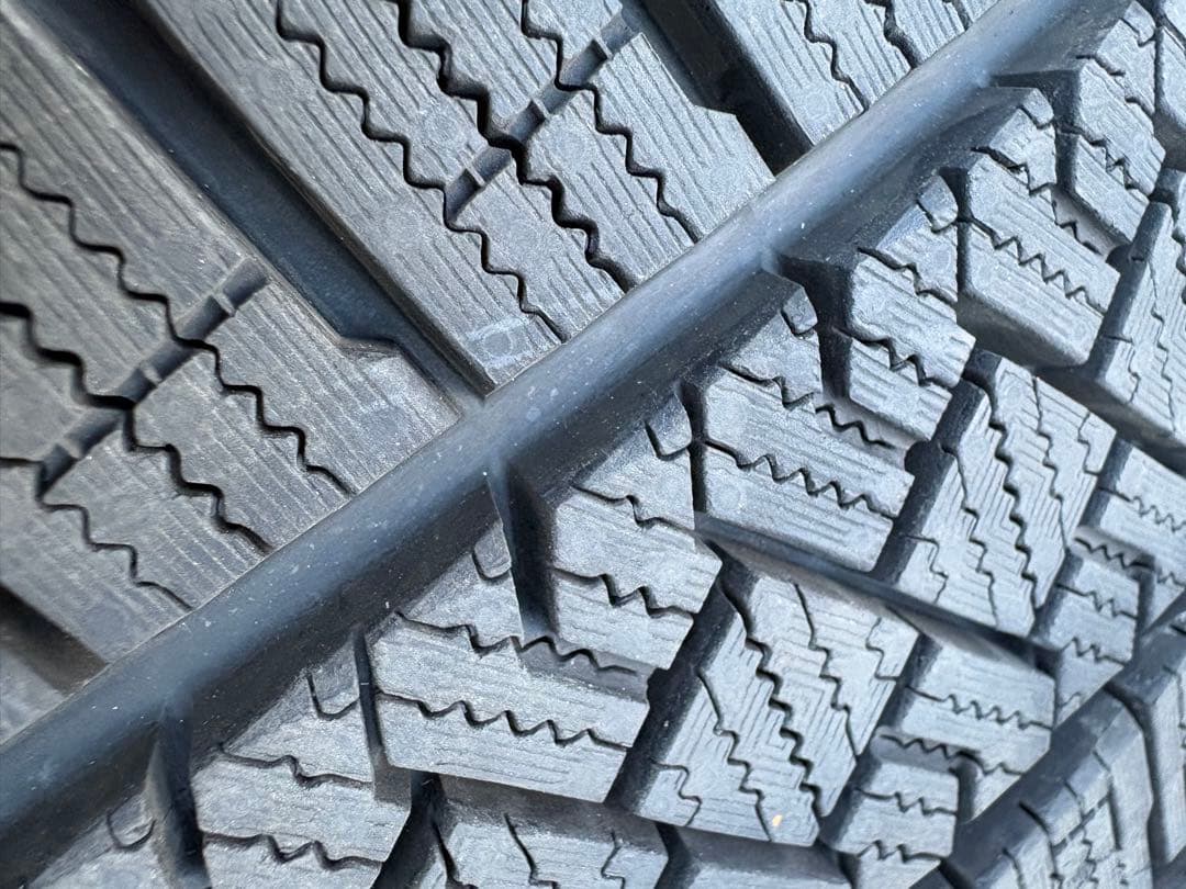 コメ太郎　スタッドレスタイヤ　4本　　2025年製‼️