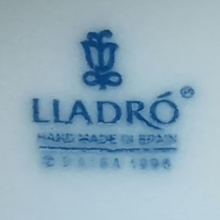 リヤドロ ベル型の天使像（エンジェルベル）磁器フィギュリン(置物)