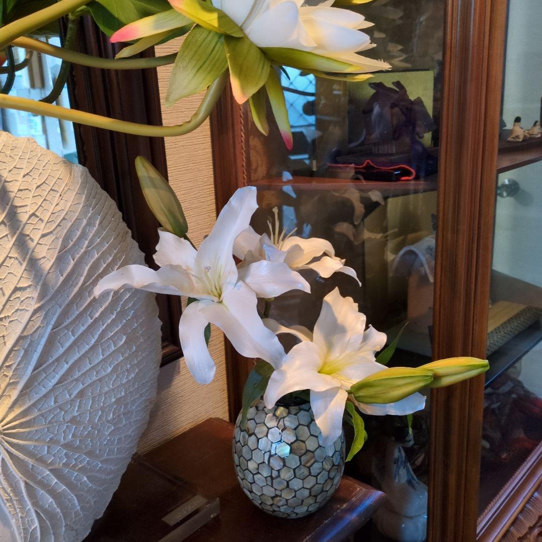 エミリオロバ白いユリの造花 アレンジメント