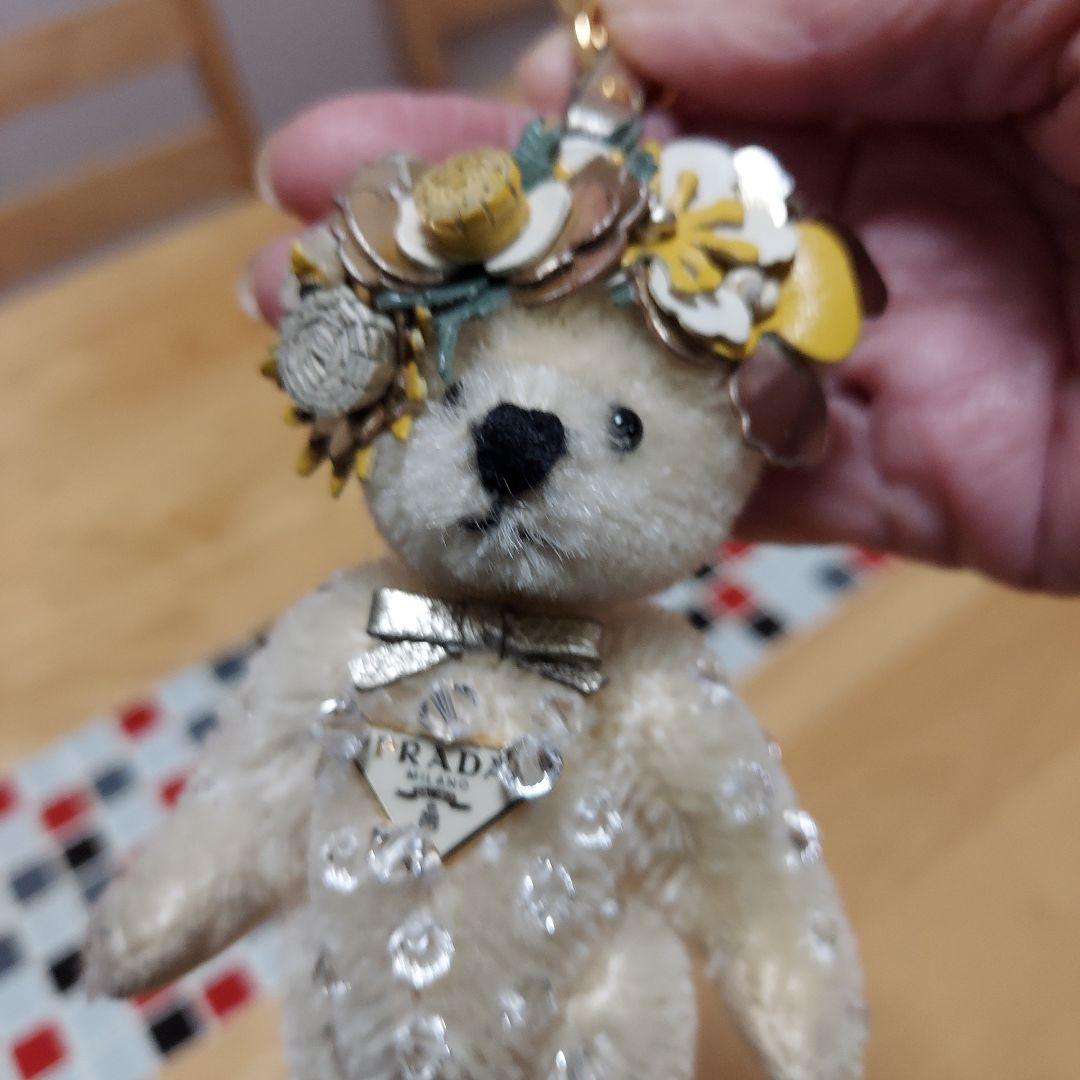 PRADA クマ型キーホルダー 花飾り付き