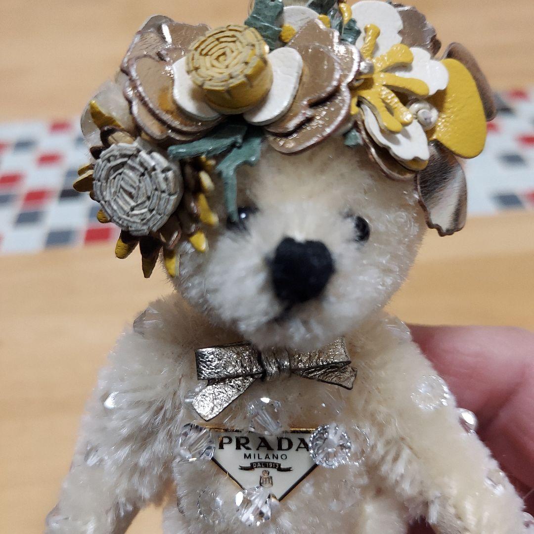 PRADA クマ型キーホルダー 花飾り付き