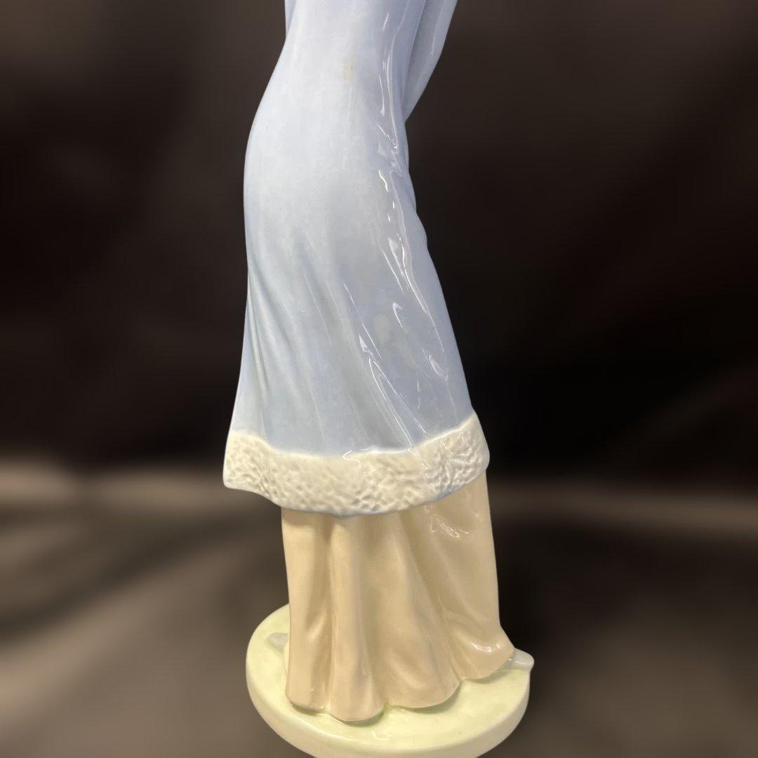 リヤドロ・NAO(ナオ) ポーセリン人形(磁器)美しい傘を持つ女性♡