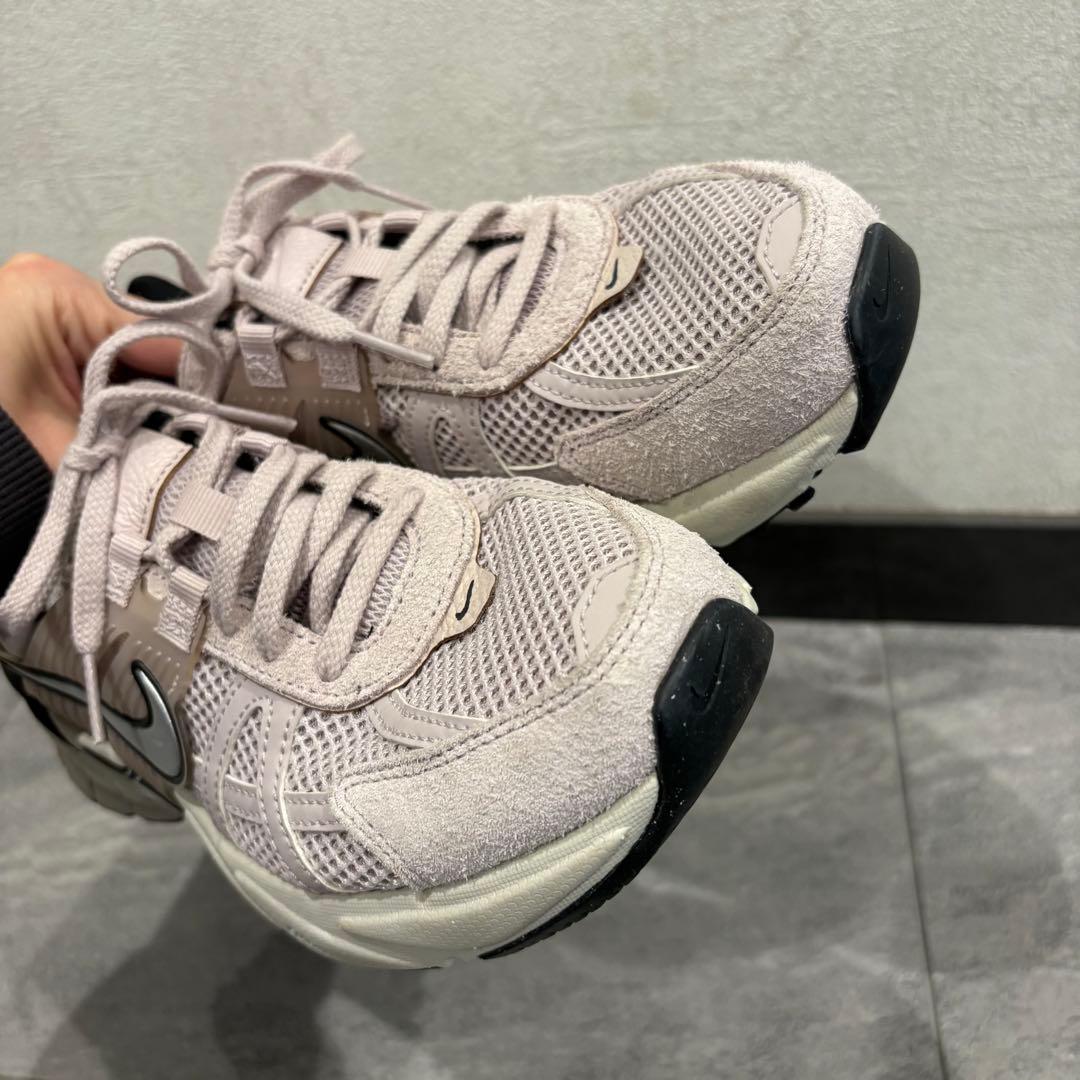 美品 NIKE FN6703-001 スモーキーピンク スニーカー 24.5cm