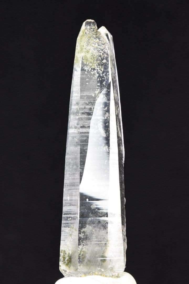 ガネーシュヒマールラパ産 角閃石、クローライト入りタンドリックツイン