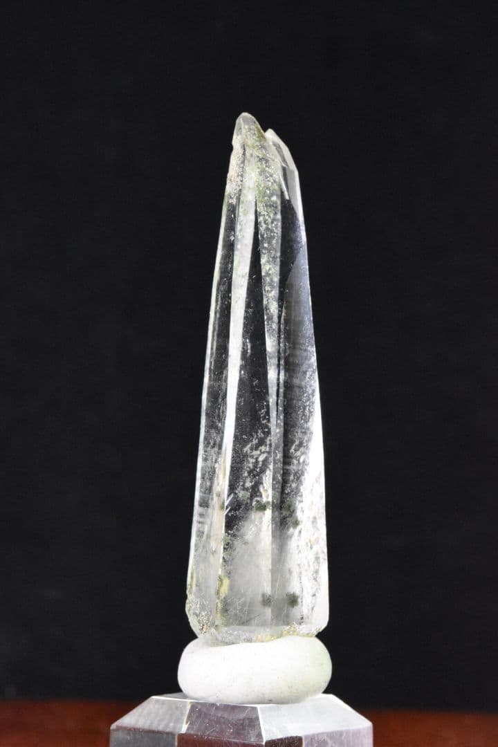 ガネーシュヒマールラパ産 角閃石、クローライト入りタンドリックツイン