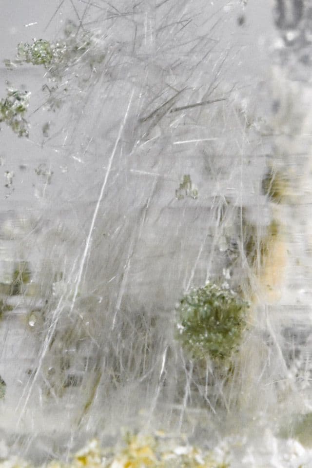 ガネーシュヒマールラパ産 角閃石、クローライト入りタンドリックツイン