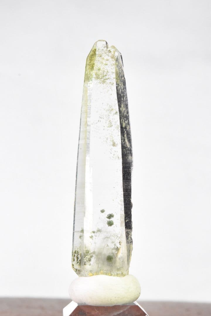 ガネーシュヒマールラパ産 角閃石、クローライト入りタンドリックツイン