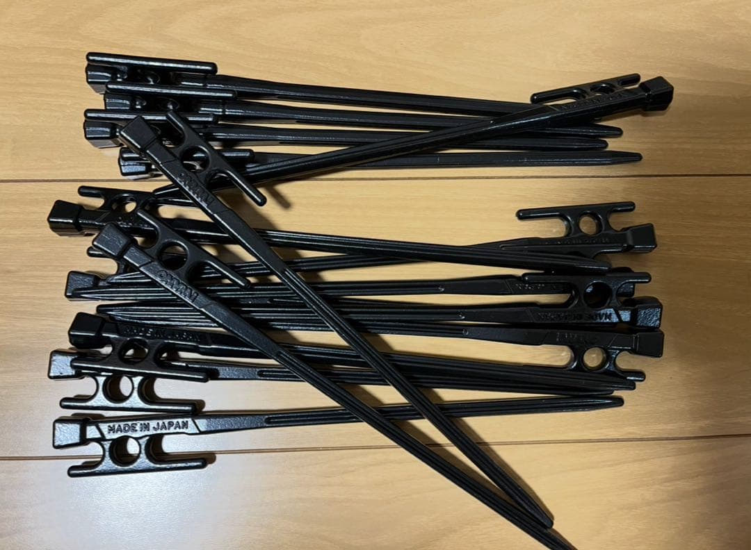 鍛造ペグIWANO 16本、金槌、ケース、折りたたみトング、火吹き棒セット