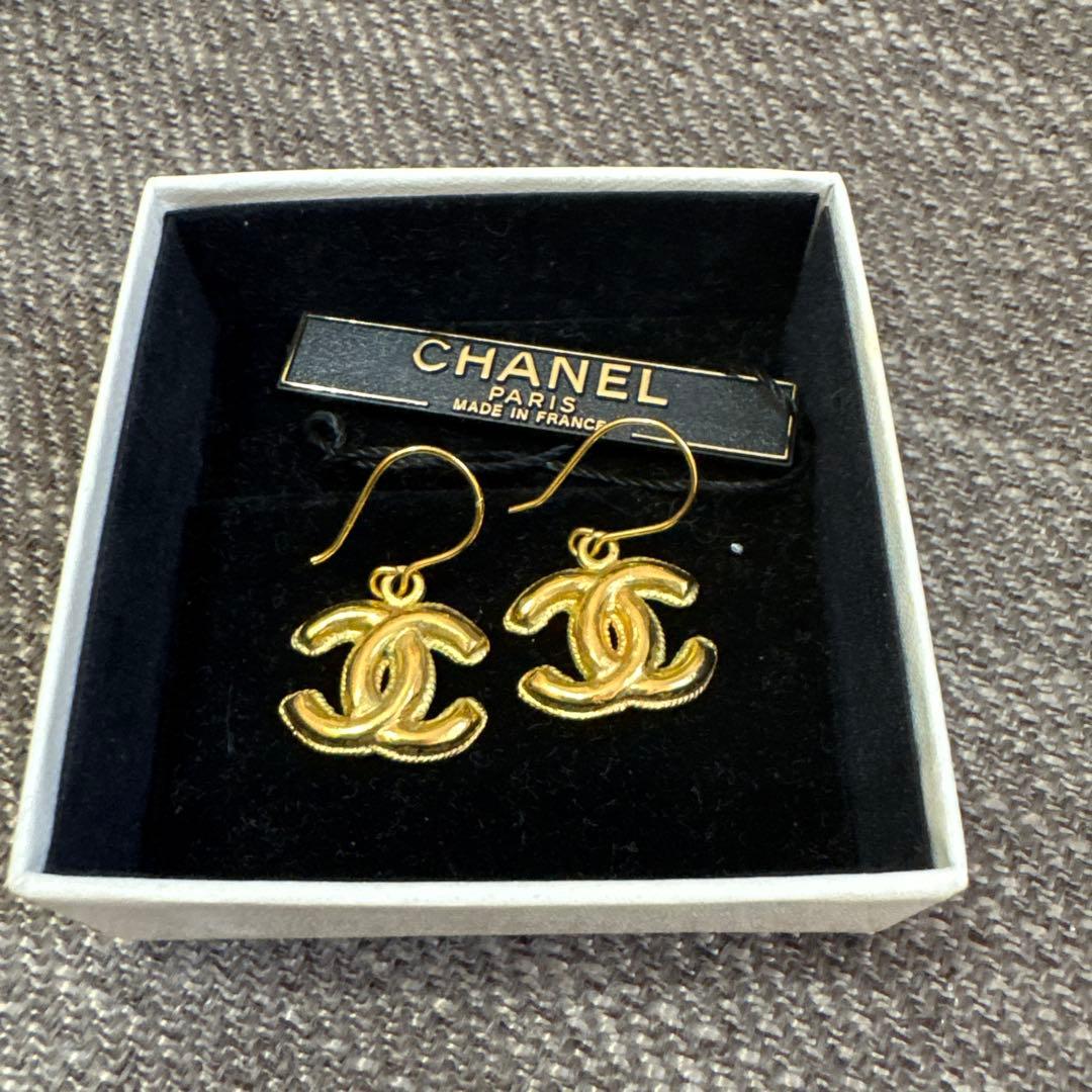 CHANEL CCロゴピアス 金色