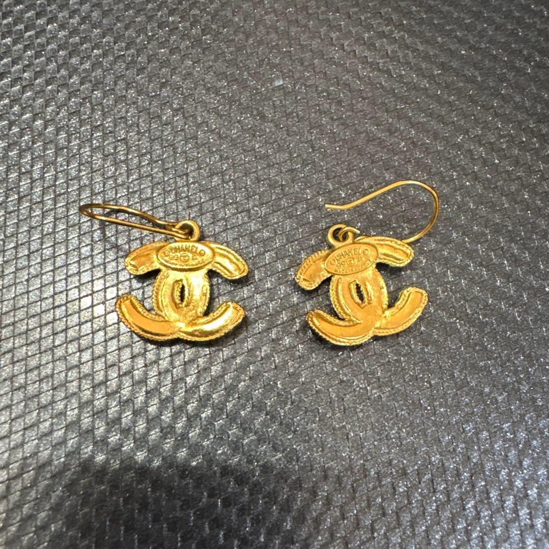 CHANEL CCロゴピアス 金色