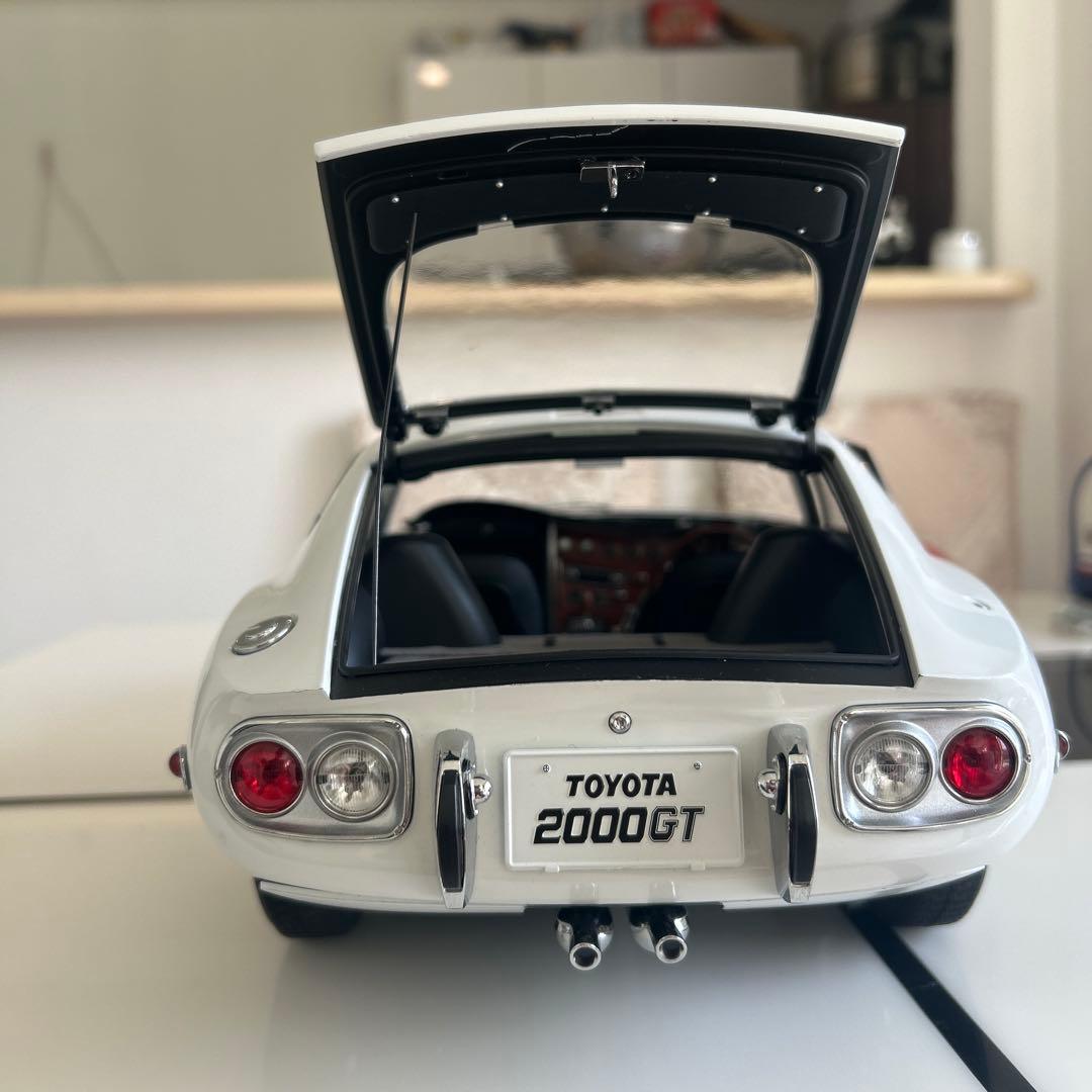 貴重なトヨタ 2000GT 1/8スケール完成版 コレクション価値のあるモデル