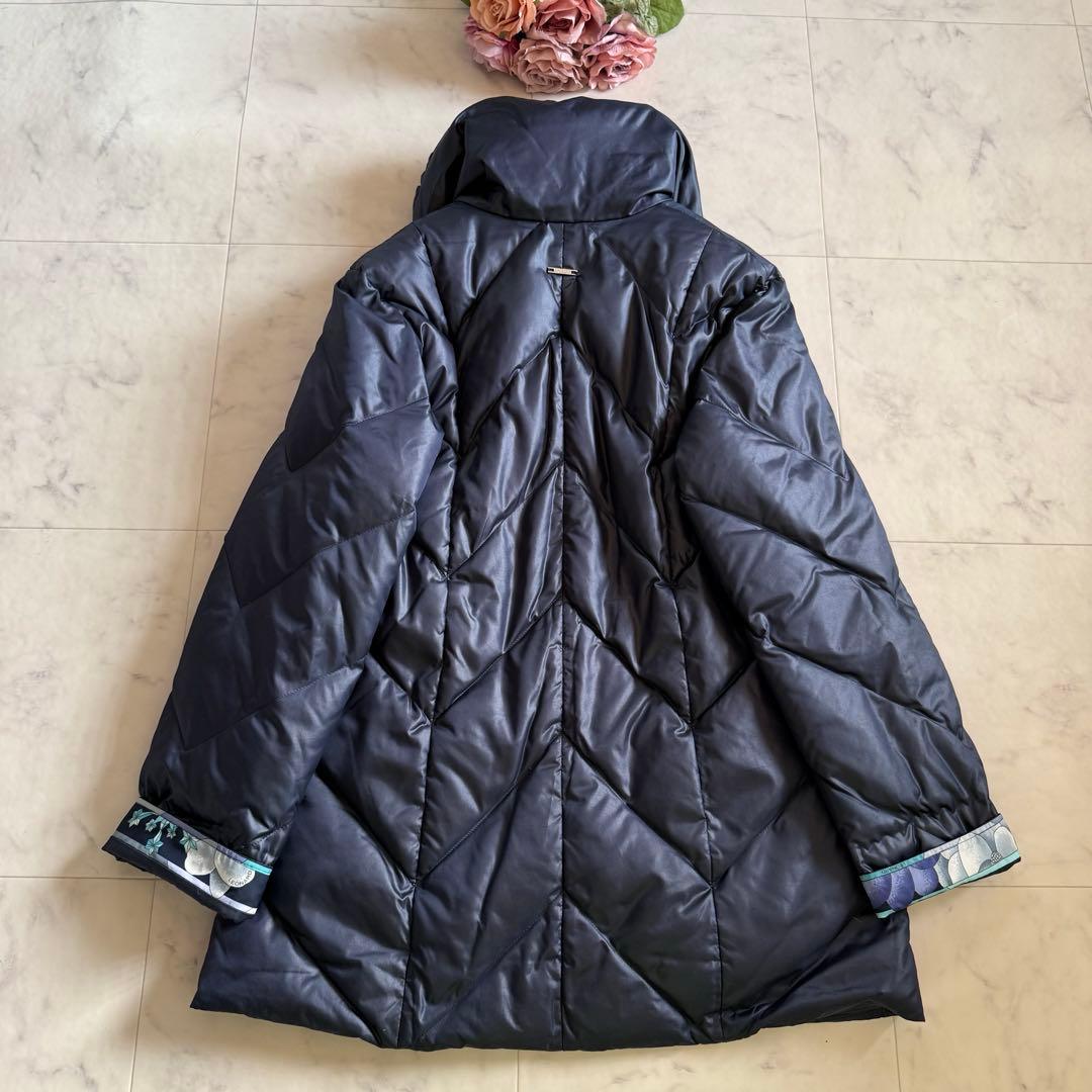 美品★レオナール リアルダウンコート 女優襟 花柄 トリム 紺 軽量 身幅50