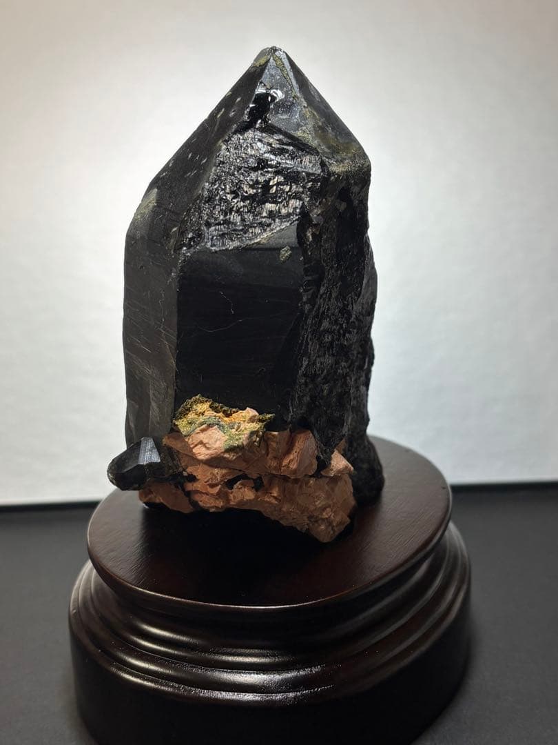 中国山東省産　モリオン　ポイント　557g エピドートあり　台座付　力強さ