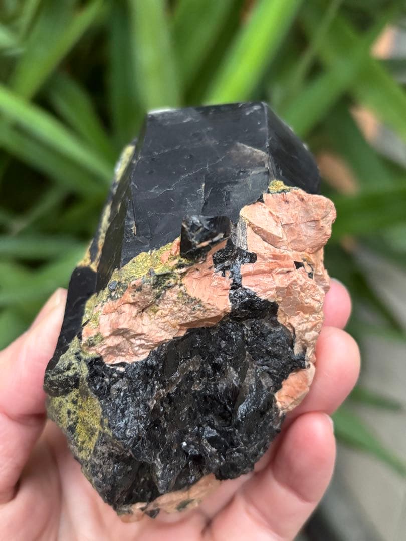 中国山東省産　モリオン　ポイント　557g エピドートあり　台座付　力強さ