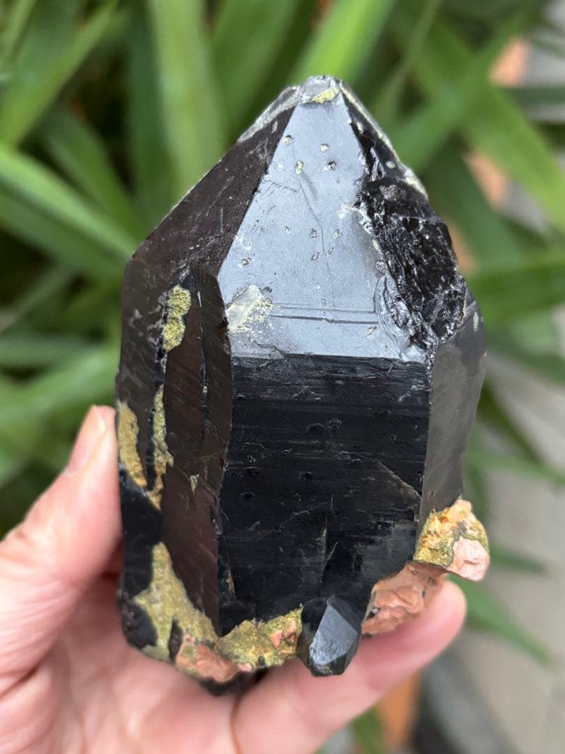 中国山東省産　モリオン　ポイント　557g エピドートあり　台座付　力強さ