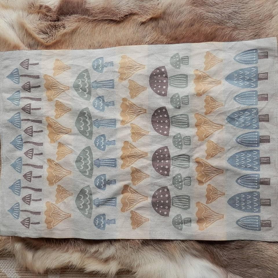 トナカイ毛皮　赤毛　きのこマット付き