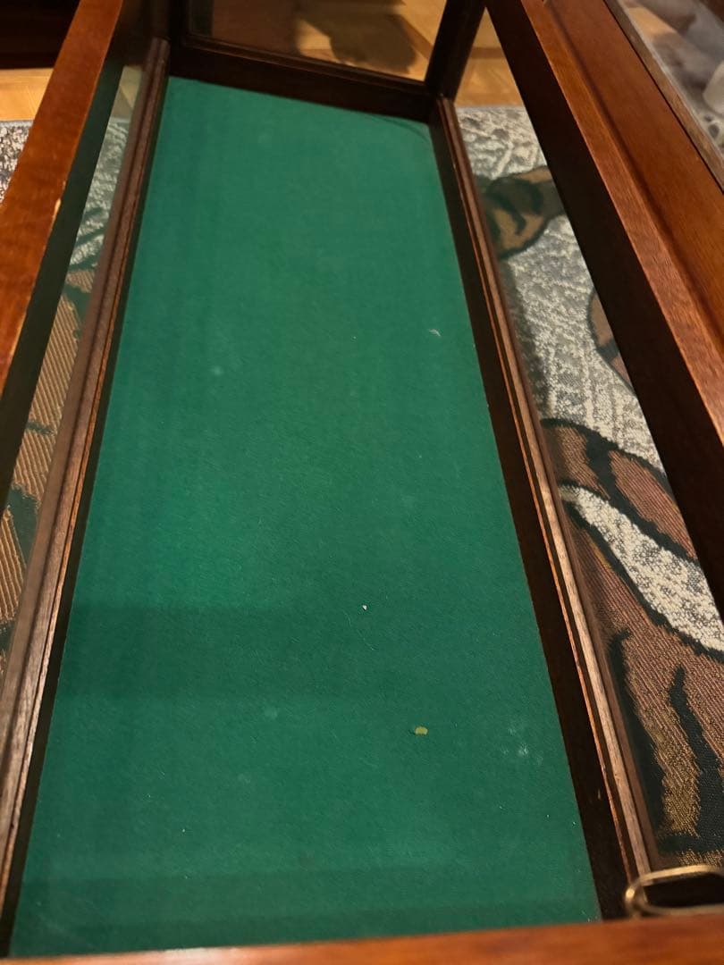 木製とガラスの飾り棚