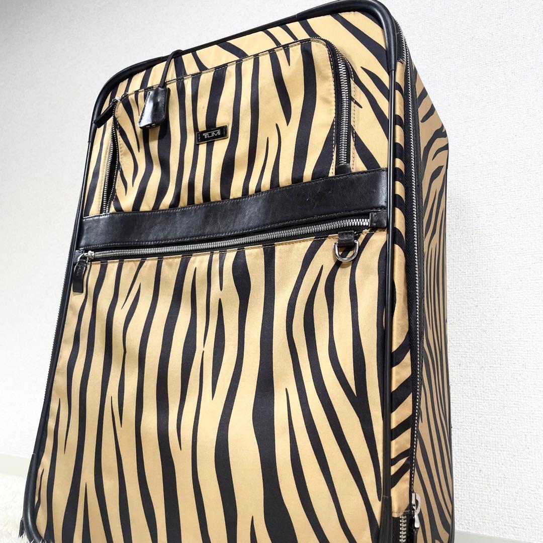 ✨美品 トゥミ 激レアキャリーケース アニマル柄 レザー 南京錠 大容量