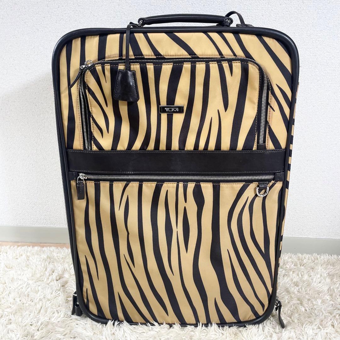 ✨美品 トゥミ 激レアキャリーケース アニマル柄 レザー 南京錠 大容量