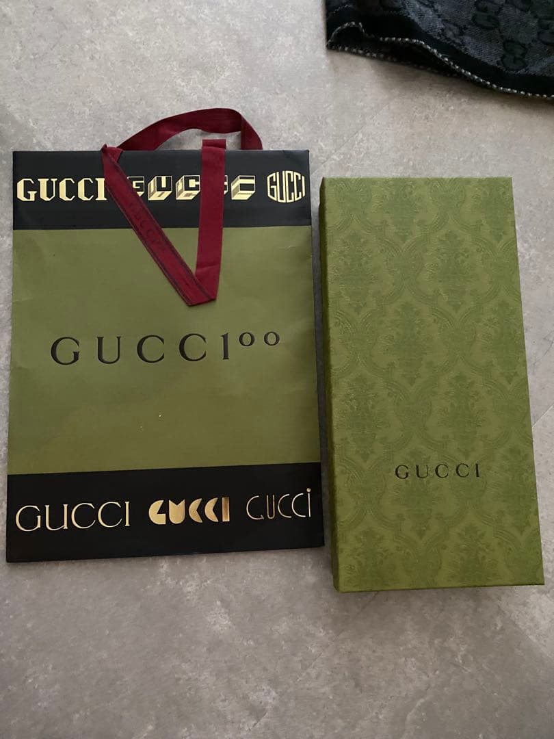 GUCCI GGロゴマフラー 黒/グレー