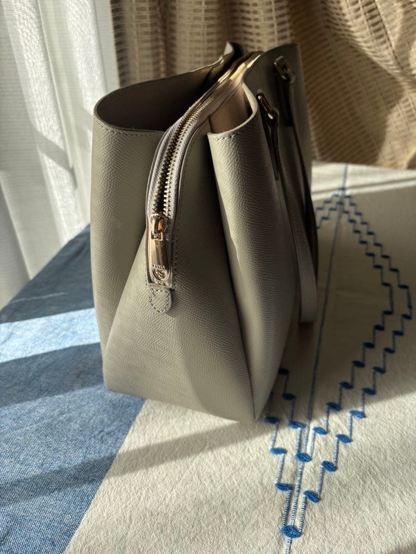FURLA グレー ベージュレザートートバッグA 4対応サイズ